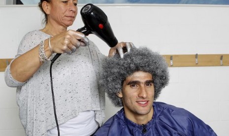 Marouane Fellaini (kanan) dengan gaya rambut peraknya.