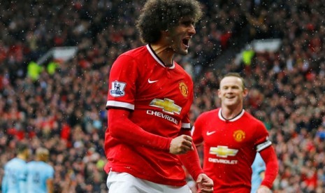 Marouane Fellaini (kiri) dan Wayne Rooney