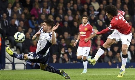 Marouane Fellaini saat melepaskan tendangan ke gawang West Bromwich Albion, SElasa (21/10) dini hari WIB.