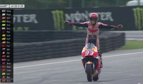 Marq Marquez melakukan selebrasi kemenangan sesaat usai mencapai garis finish di MotoGP Ceko 2017 (ilustrasi).