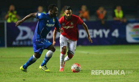 Marquee player Persib Bandung Michael Essien dibayangi gelandang Bali United Marcos Flores di Stadion GBLA Bandung, Sabtu (8/4).