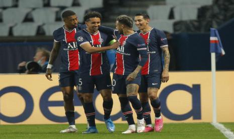 Marquinhos (kedua dari kiri) mencetak gol untuk PSG saat meladeni City pada semifinal Liga Champions di Parc des Princes, Kamis (29/4) dini hari WIB,