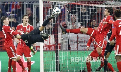 Marquinhos melakukan tendangan salto pada laga di Allianz Arena stadium, Munich, Rabu (6/12) dini hari.