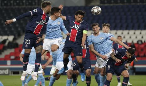 Marquinhos PSG (tengah) mencetak gol pertama timnya selama pertandingan sepak bola leg pertama semifinal Liga Champions antara Paris Saint Germain versus Manchester City di Stadion Parc des Princes, di Paris, Prancis, Rabu, 28 April 2021.