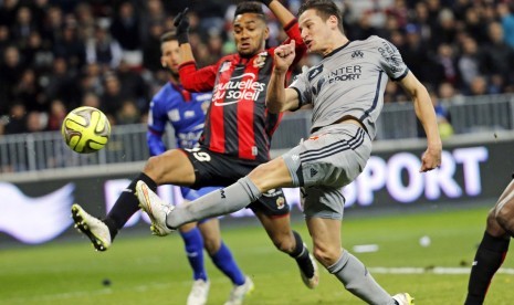 Marseille's Florian Thauvin (R) challenges Nice's Jordan Amavi on his way to score during their Ligue1 soccer match at Allianz Riviera stadium in Nice January 23, 2015.