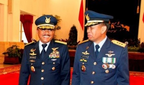 Marsekal TNI Imam Sufaat (kiri) berbincang KSAU Marsekal Madya TNI Ida Bagus Putu Dunia (kanan) setelah pelantikan di Istana Negara, Jakarta, Senin (17/12).