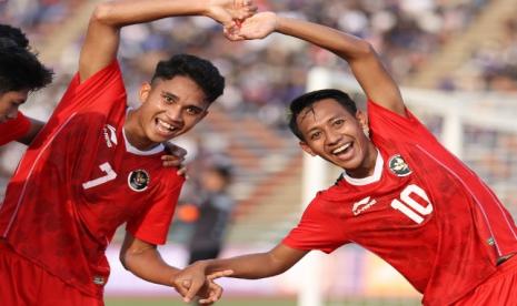 Marselino Ferdinan (kiri) merayakan golnya ke gawang Filipina pada laga pembuka Grup A cabang olahraga sepak bola SEA Games 2023 Kamboja di Stadion Olympic, Phnom Penh, Sabtu (29/4/2023).