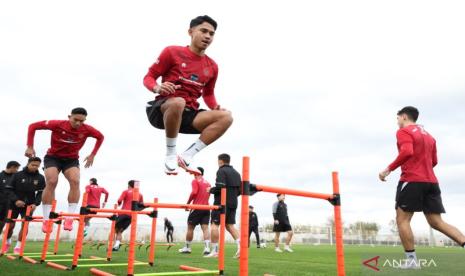 Marselino Ferdinan (melompat) berlatih bersama timnas Indonesia di pemusatan latihan di Antarlya, Turki. 