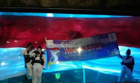 Marsha Aruan, figur publik yang dilibatkan pada prosesi pengibaran bendera merah putih bawah air untuk memperingati Hari Kemerdekaan RI ke-73 di Seaworld Ancol.