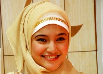 Marshanda baru beberapa bulan ini mengenakan jilbab. Namun, ia konsisten tampil berbalut busana Muslimanh di setiap kesempatan dan tampil luwes.