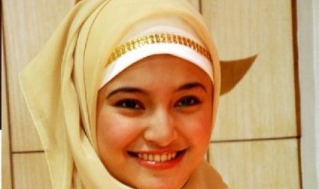 Marshanda baru beberapa bulan ini mengenakan jilbab. Namun, ia konsisten tampil berbalut busana Muslimanh di setiap kesempatan dan tampil luwes.