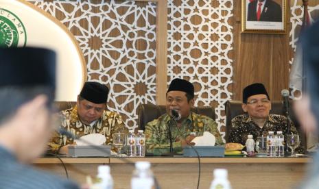 Menteri Koordinator Bidang Perekonomian Airlangga Hartarto saat bersilaturahim dengan Majelis Ulama Indonesia (MUI) di Kantor MUI, Selasa (11/10/2022). MUI dinilai mempunyai peran untuk menjaga stabilitas politik dan ekonomi 