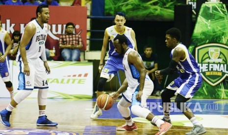 Martavious Irving dari Pelita Jaya berusaha menjebol pertahanan lawan pada pertandingan final bola basket IBL antara Pelitajaya dan Satria Muda, di Gor C-tra arena, Kota Bandung, Kamis (4/5).