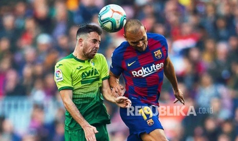 Martin Braithwaite (kanan) berduel dengan Edu Exposito (kiri) pada laga  La Liga antara Barcelona melawan SD Eibar di Camp Nou.