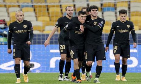 Martin Braithwaite (kiri) mengemas dua gol untuk membawa Barcelona melenggang ke babak 16 besar Liga Champions setelah mengalahkan tuan rumah Dynamo Kiev 4-0 dalam laga keempat Grup G di Stadion NSK Olympiyskiy, Kiev, Ukraina, Rabu dini hari WIB ini.