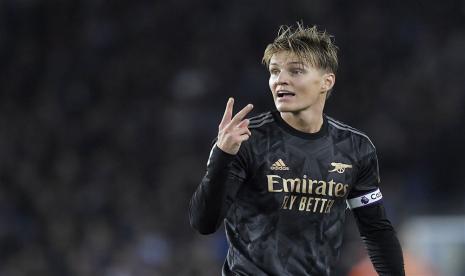 Martin Odegaard dari Arsenal memberi isyarat selama pertandingan sepak bola Liga Utama Inggris antara Brighton & Hove Albion FC dan Arsenal London di Brighton, Inggris, Ahad (1/1) dini hari WIB.