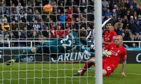 Martin Skrtel saat membuat gol bunuh diri.