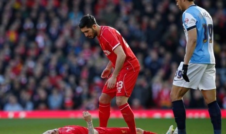 Martin Skrtel terbaring di lapangan setelah salah jatuh