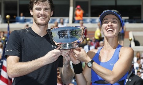 Martina Hingis dan Jamie Murray (kiri) saat menjuarai AS Terbuka 2017.(EPA/John G. Mabanglo)