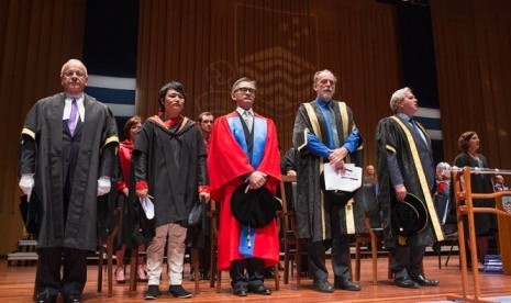 Marty Natalegawa (berjubah merah) menerima penghargaan Dr Honoris Causa dari ANU, Australia.