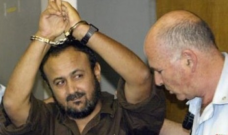 Marwan Barghouti (tangan diborgol) dikawal aparat keamanan Zionis Israel.