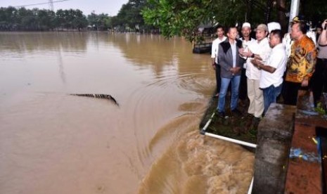 Marwan Jafar meninjau pemanfaatan dana desa di Situ Rawa Binong, Bekasi, Ahad (2/15) 