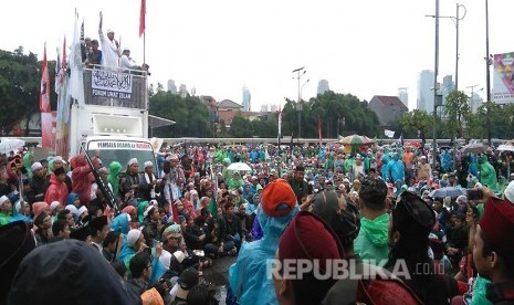 Masa aksi 212 memadati depan gedung DPR/MPR, di Jalan Gatot Subroto, Jakarta, Selasa (21/2).