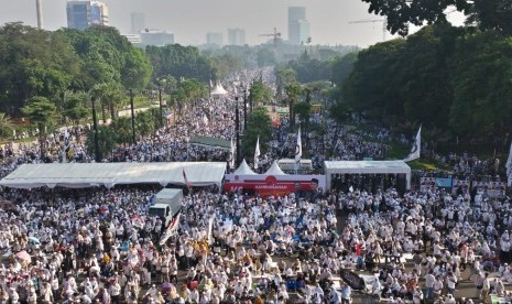 Masa kampanye Prabowo-Sandi memadati halaman Gelora Bung Karno, Ahad (7/4).