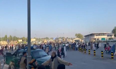 Masa memadati  Bandara Afghanistan untuk bisa pergi ke luar negeri setelah Taliban kuasai  Kabul.