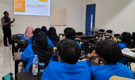 Masa pendidikan tinggi merupakan fase perkembangan karier yang harus dijalankan dengan baik dan maksimal. Pada fase ini mahasiswa sudah harus mulai mempersiapkan diri dalam rangka menghadapi dunia kerja.