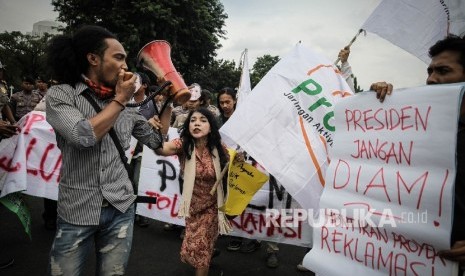 Massa yang tergabung dalam Aliansi Pro Demokrasi melakukan aksi di Silang Monas, Jakarta, Jumat (30/9).