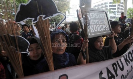 Masa yang tergabung dalam Aliansi Sapu Korupsi menggelar aksi 