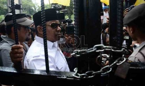 Massa yang tergabung dalam Dewan Rakyat Jakarta menyegel pintu gerbang Komisi Penyelenggaraan Pemilu (KPU) saat berunjukrasa didepan Gedung KPU, Jakarta, Senin (4/8).(Republika/Agung Supriyanto)