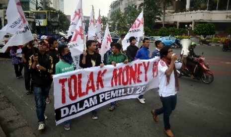 Masa yang tergabung dalam Kaukus Muda Indonesia (KMI) menggelar aksi unjuk rasa menentang politik uang di Bundaran HI, Jakarta, Jumat (4/4).