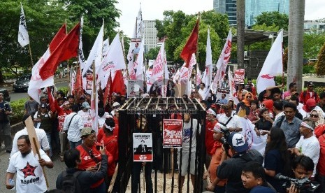  Massa yang menamakan diri Komite Penyelamat Nawacita berunjuk rasa di depan Gedung Komisi Pemberantasan Korupsi (KPK), Jakarta, Selasa (15/12). (Republika/Raisan Al Farisi)