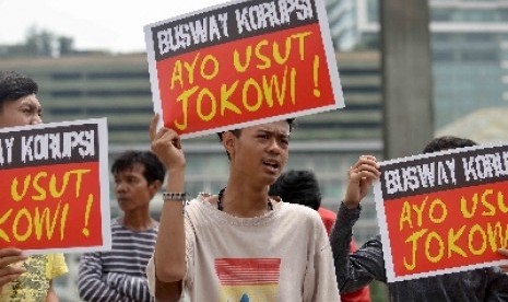 Masa yang tergabung dalam Persatuan Mahasiswa Jakarta (Permata DKI) berunjuk rasa di kawasan Bundaran HI, Jakarta, Selasa (1/4). 