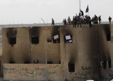 Masa demonstran menguasai sebuah kantor polisi di satu distrik di Benghazi, Libya.