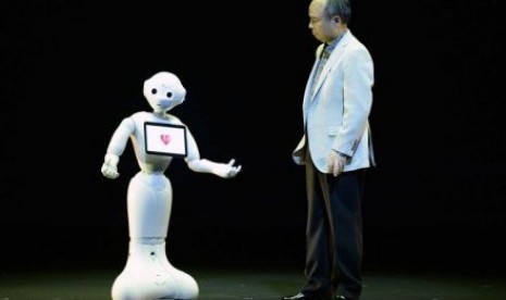 Masayoshi Son, Presiden Direktur perusahaan Jepang ‘SoftBank’, mengenalkan robot berkarakter manusia ‘Pepper’ di Tokyo 