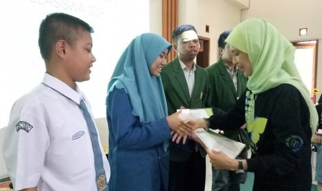  Masih dalam suasana HUT RI ke 74, Syamsi Dhuha Foundation (SDF) – LSM nirlaba peduli Lupus dan Low vision yang sedang bertransformasi menjadi social enterprise, Sabtu (24/8) lusa, akan menyalurkan beasiswa senilai total Rp 233,2 juta.