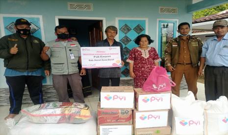 Masih dirundung duka, PYI Yatim dan Zakat mencoba mengobati luka Empan, korban musibah kebakaran yang tinggal di Kampung Cantilan RT 02/RW 02, Desa Cihaur Kuning, Kecamatan Cisompet, Kabupaten Garut. Wajah Empan masih terlihat sedih saat disambangi  Tedy, Supervisor Pemberdayaan PYI Yatim dan Zakat pada, Senin (7/3/2022).