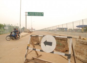 Masih ditutup jalan masuk ke pintu Tol Cinere-Jagorawi (Cijago), di Cisalak, Depok, Jawa Barat, Rabu (7/12). (Republika/Rusdy Nurdiansyah)