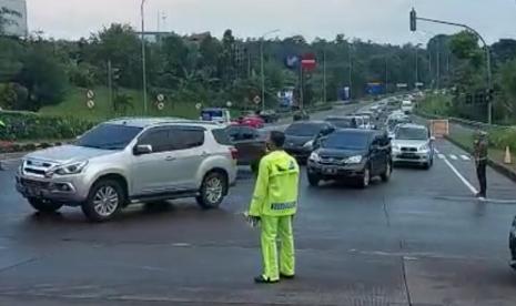 Masih melonjaknya aktivitas masyarakat lokal pada H+2 Lebaran 1444 H, Senin (24/4), mengakibatkan arus lalu lintas jalan nasional, di simpang keluar tol Bawen, terpantau padat.