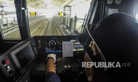 Masinis kereta Mass Rapid Transit (MRT) melakukan uji coba di Jakarta, Kamis (17/1/2019). 