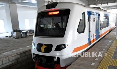 Masinis mengoperasikan kereta api (KA) Bandara Soekarno Hatta saat tiba di Stasiun Manggarai, Jakarta Selatan, Jumat (4/10). 