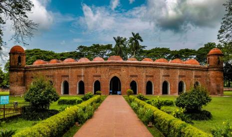 Masjid 60 Kubah di Kota Masjid di selatan Bangladesh, Bagerhat yang berada di pesisir terancam perubahan iklim.