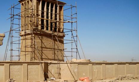 Masjid Agung Abolmaali yang berusia berabad-abad di provinsi Yazd, Iran sedang menjalani pemugaran agar dapat berfungsi kembali. Masjid ini dibangun pada abad ke-13.