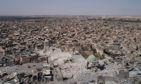 Muslim Mosul Sholat Id di Masjid yang Hancur Akibat Perang. Masjid Agung Al Nuri di Kota Tua Mosul, Irak. Masjid tersebut dihancurkan ISIS yang tak rela melihat masjid dikuasai pasukan Irak.