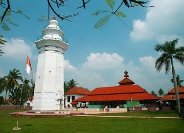 Masjid Agung Banten Lama is a tourist destination in Banten Province. The province may add another tourist destination when a floating mosque is built this year. (photo file)  