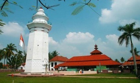 Masjid Agung Banten Lama is a tourist destination in Banten Province. The province may add another tourist destination when a floating mosque is built this year. (photo file)  