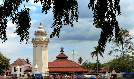 Masjid Agung Banten, Serang, Banten, yang dibangun pertama kali oleh Sultan Maulana Hasanuddin (1552-1570). Dia merupakan sultan pertama dari Kesultanan Banten dan putra pertama dari Sunan Gunung Jati.